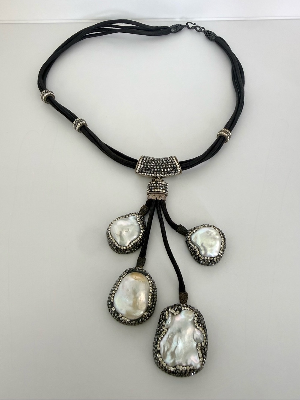 Women fresh pearl necklace with crystals